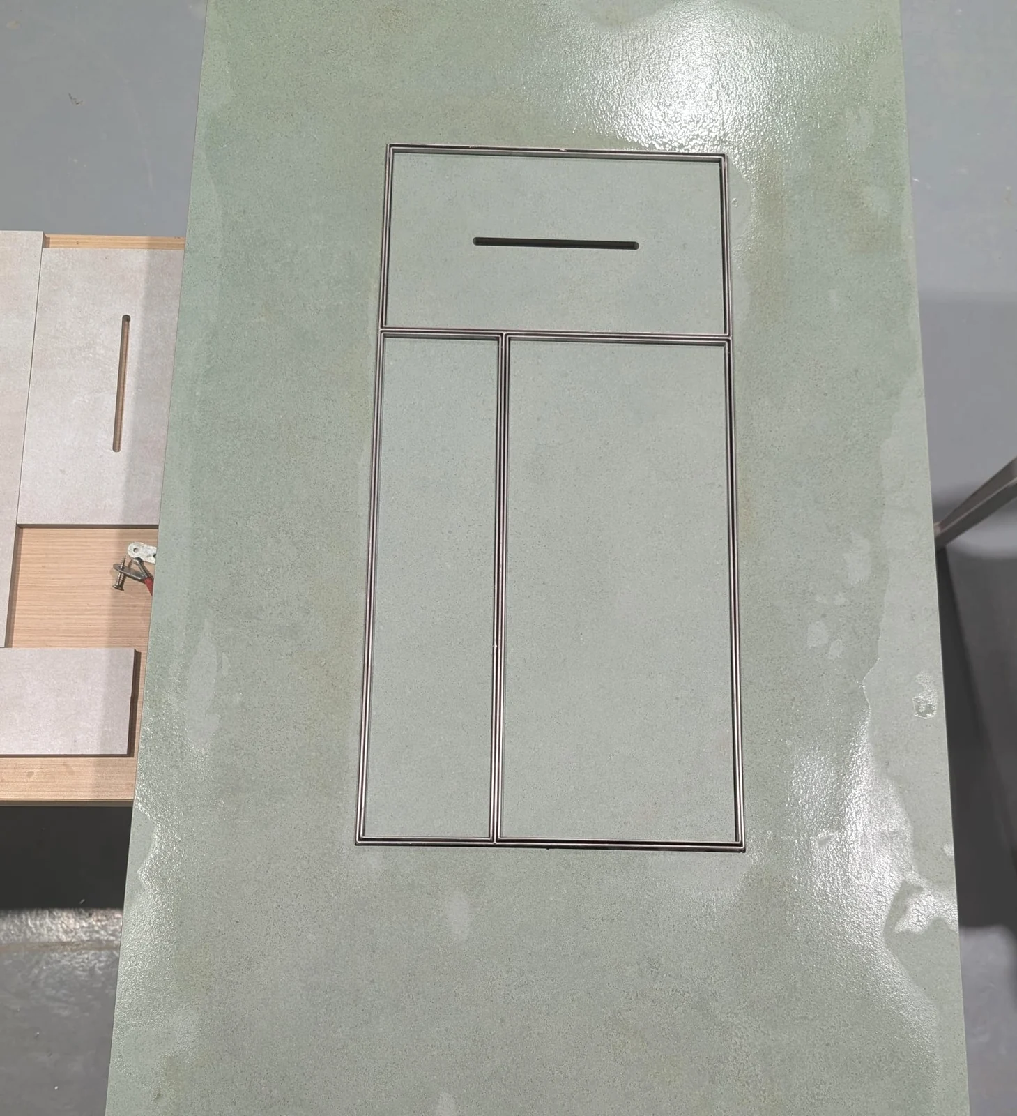 מערכת לחצנים אינטגרליים ונסתרים במשטח