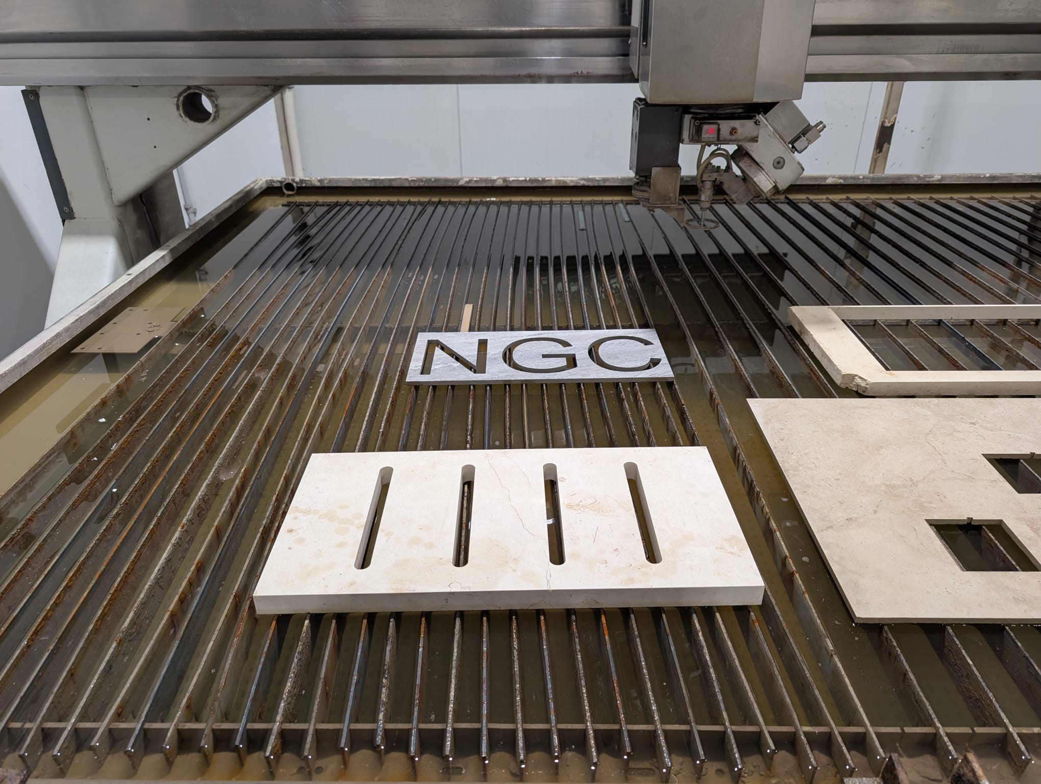 חיתוך לוגו NGC ודוגמאות במכונת Waterjet